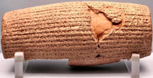 Os decretos que Ciro fez em matéria de direitos humanos foram gravados em acadiano num cilindro de barro cozido.
