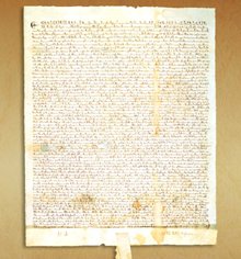 Carta Magna, ou “Grande Carta”, assinada pelo rei da Inglaterra, em 1215, foi um ponto de viragem nos direitos humanos.